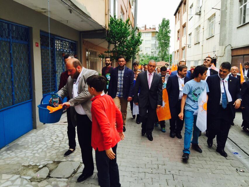 eyupakgenclik's tweet photo. Halkımızla buluşmamız kucaklaşmamız devam ediyor.@AhmetBOgutken #MehmetEr @suleymanaykac @avremziaydin @ESKaral http://t.co/qZHBDjur89