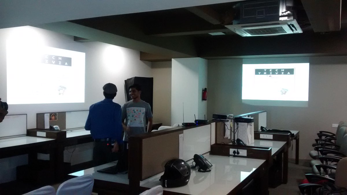 j1van1's tweet image. .@ishisystems #JavaMeetup #io15ahmedabad @yourfrienddhruv @nikunjness checking everything before starting quiz..!!