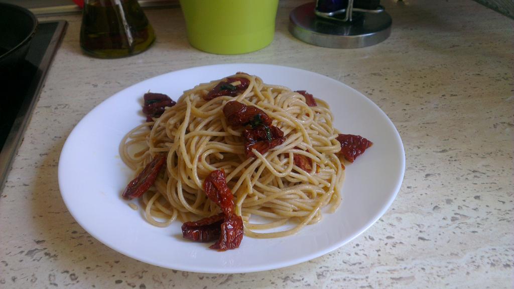 mobo06's tweet photo. Hoy para comer pasta de #Kamut de @chefsbcn con tomate seco y albahaca.Que delicia! @Panisello #ChefsBcn #ComidaSana http://t.co/qrS17Cwg85