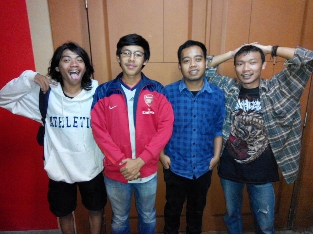 TangaraPamass's tweet photo. Reuni redaktur Tanggara '11,'12,'13,'14 @mudofarisme @rizal_alhad @nopaq @Adityarahman21 🎉😁😈👪💪🎓📖 http://t.co/C8QzpvLdqn