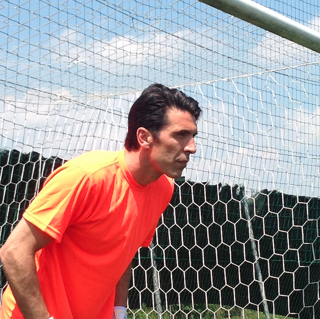 GruppoTIM's tweet photo. .@gianluigibuffon alle prese con i primi rigori tirati dai partecipanti a #withyouwedo! #ilfuturoèditutti http://t.co/B7loZBuJ7b