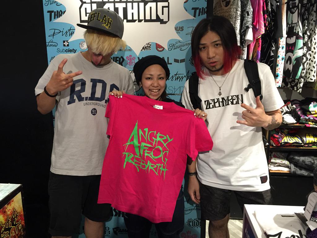 Gekirock Clothing A Twitter 閉店 アリガトウございました 明日はangry Frog Rebirth のワンマンライブ 先ほどafrのuさんとrokuさんが遊びに来てくれましたよ 物販では完売しているマーチもゲキクロならgetできます １４ ２２時まで営業 Http T Co Gj7hwiaycv