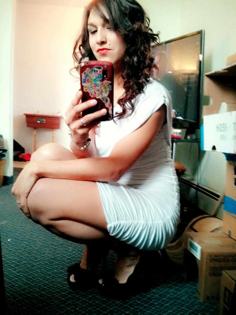 staceymariem08's tweet photo. Ready for grad .. Leaving now. Yay @theCHIVE #legsfordays #redlips #selfiw #grad #luckydress # curls #feelingoretty http://t.co/q0lSCYRiHS