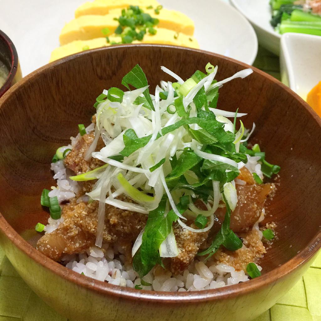 高野しろねこ 新刊通販中 漬け丼レシピはこんな感じ ほんとはサバのお刺身を漬ける ごまさばって名前のお料理 んだけど いなだ やカンパチ アジやイワシでもちゃんと美味しい 青ネギ以外の材料を混ぜてお刺身を漬けるんだ すりごま素晴らしい Http T
