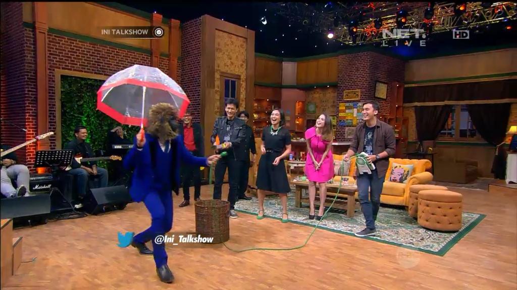 Duosolpet's tweet photo. paling demen klu lihat bang @andretaulany74 di kerjain kang @newsuleprikitiw @Ini_Talkshow wkwkk ketawa sampai panas http://t.co/4JsXzR2f2R