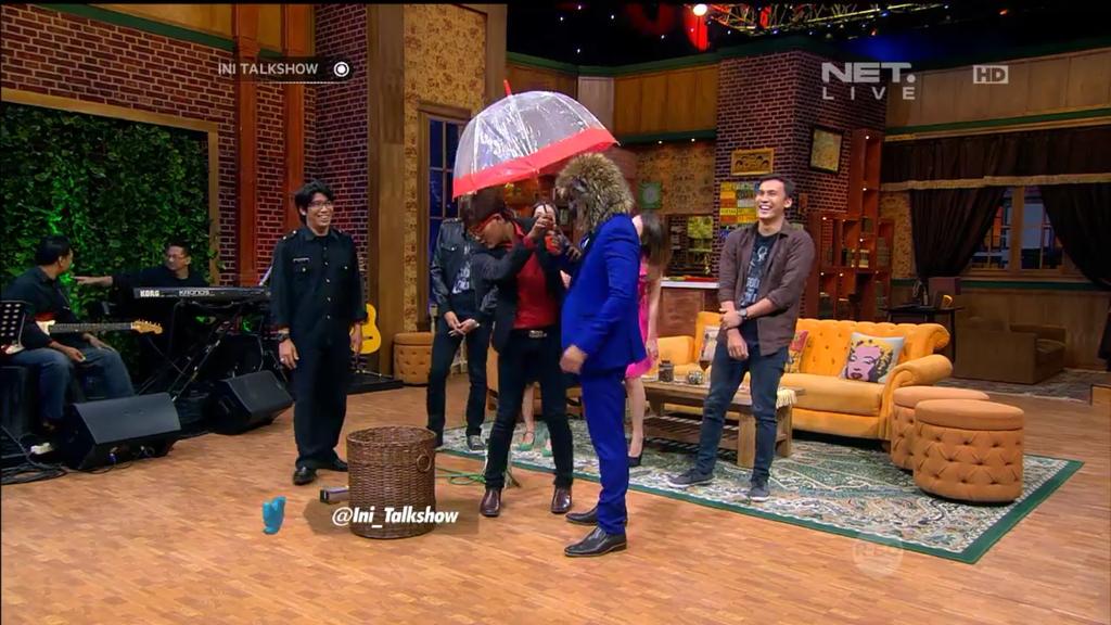 Duosolpet's tweet photo. paling demen klu lihat bang @andretaulany74 di kerjain kang @newsuleprikitiw @Ini_Talkshow wkwkk ketawa sampai panas http://t.co/4JsXzR2f2R
