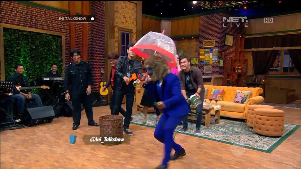 Duosolpet's tweet photo. paling demen klu lihat bang @andretaulany74 di kerjain kang @newsuleprikitiw @Ini_Talkshow wkwkk ketawa sampai panas http://t.co/4JsXzR2f2R