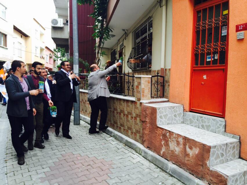 eyupakgenclik's tweet photo. Topçular Mahallemizde sevgi yürüyüşümüz devam ediyor.@AhmetBOgutken #MehmetEr @suleymanaykac @avremziaydin @ESKaral http://t.co/IPWbAMaPk4