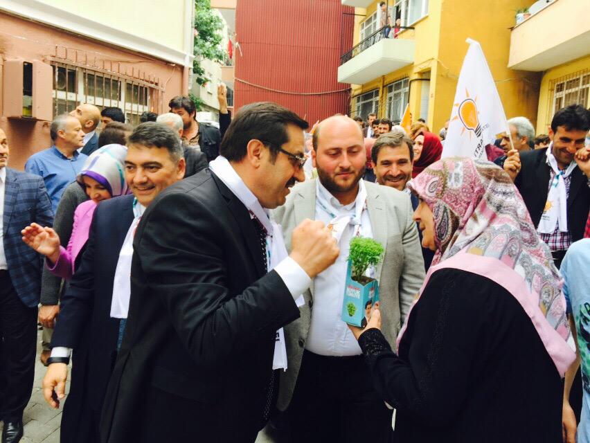 eyupakgenclik's tweet photo. Topçular Mahallemizde sevgi yürüyüşümüz devam ediyor.@AhmetBOgutken #MehmetEr @suleymanaykac @avremziaydin @ESKaral http://t.co/IPWbAMaPk4