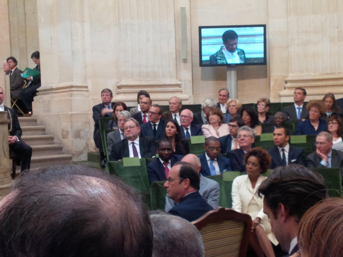 Fabiennecolas's tweet photo. Moment historique en ce moment à l'Academie française avec Dany Laferrière! #Honoree #Paris #Haiti #Quebec http://t.co/SczwPtk58M
