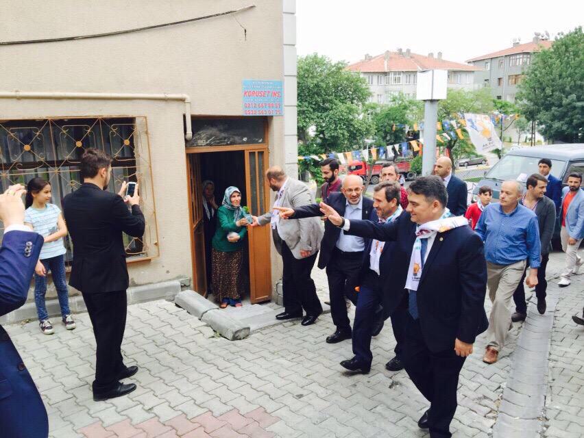 eyupilceakparti's tweet photo. Topçular Mahallemizde sevgi yürüyüşümüz devam ediyor.@AhmetBOgutken #MehmetEr @suleymanaykac @avremziaydin @ESKaral http://t.co/1QFwgG4IWQ