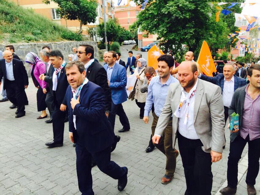 eyupilceakparti's tweet photo. Topçular Mahallemizde sevgi yürüyüşümüz devam ediyor.@AhmetBOgutken #MehmetEr @suleymanaykac @avremziaydin @ESKaral http://t.co/1QFwgG4IWQ
