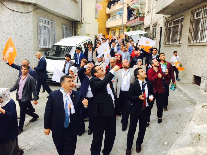 eyupilceakparti's tweet photo. Topçular Mahallemizde sevgi yürüyüşümüz devam ediyor.@AhmetBOgutken #MehmetEr @suleymanaykac @avremziaydin @ESKaral http://t.co/1QFwgG4IWQ