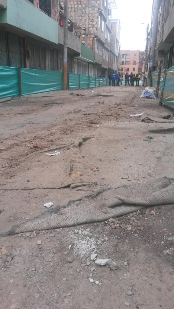 subaalcaldia's tweet photo. #VíasCabildos Esta vía del barrio Miramar era considerada la vía del tapete, hoy #SubaHumana llega con su maquinaria http://t.co/JCYBbWm9D9