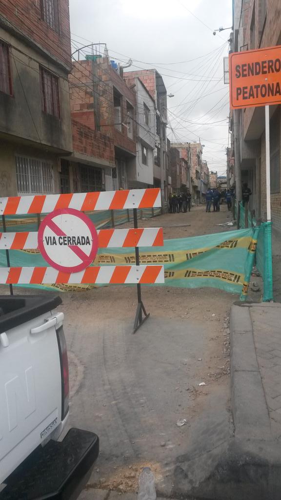 subaalcaldia's tweet photo. #VíasCabildos Esta vía del barrio Miramar era considerada la vía del tapete, hoy #SubaHumana llega con su maquinaria http://t.co/JCYBbWm9D9