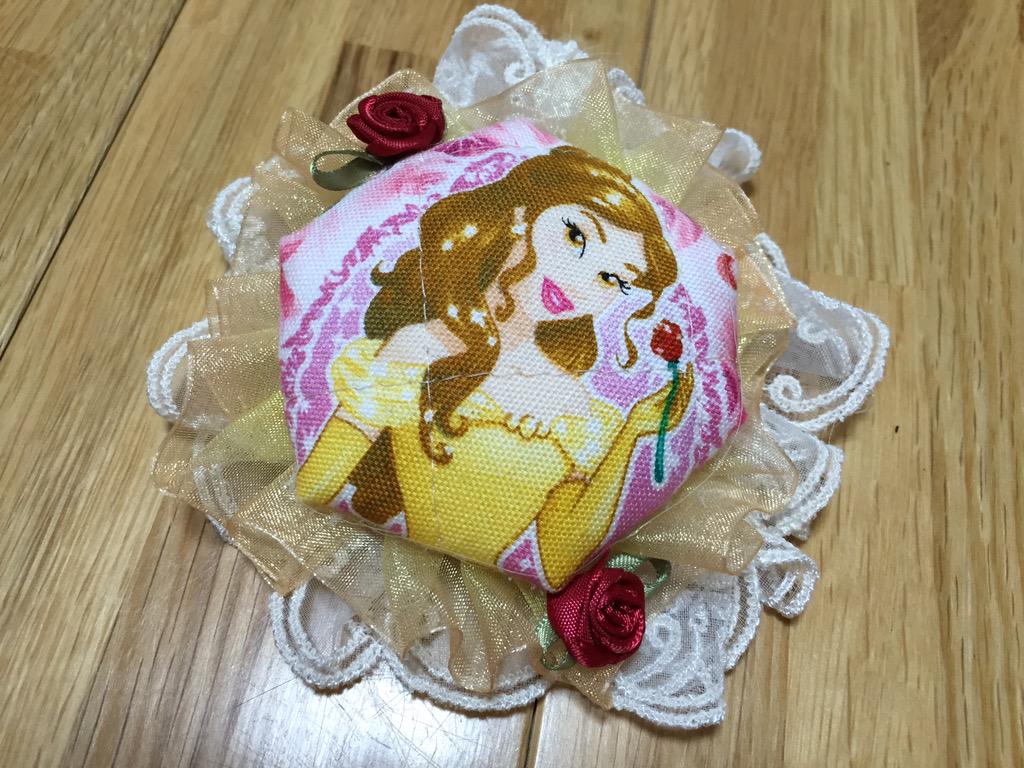 BGR_DISNEY's tweet image. 見てこれ！😍あえての加工なし！みんな大好きありぱんのハンドメイド作品💕ありぱんがね、雑〜って言ってたけどそんなこと全然ないの💟ほんとどこも丁寧で…トートの柄も最高だしブローチも最高！🎉✨✨

#るんふじコレクション 
#APmagic