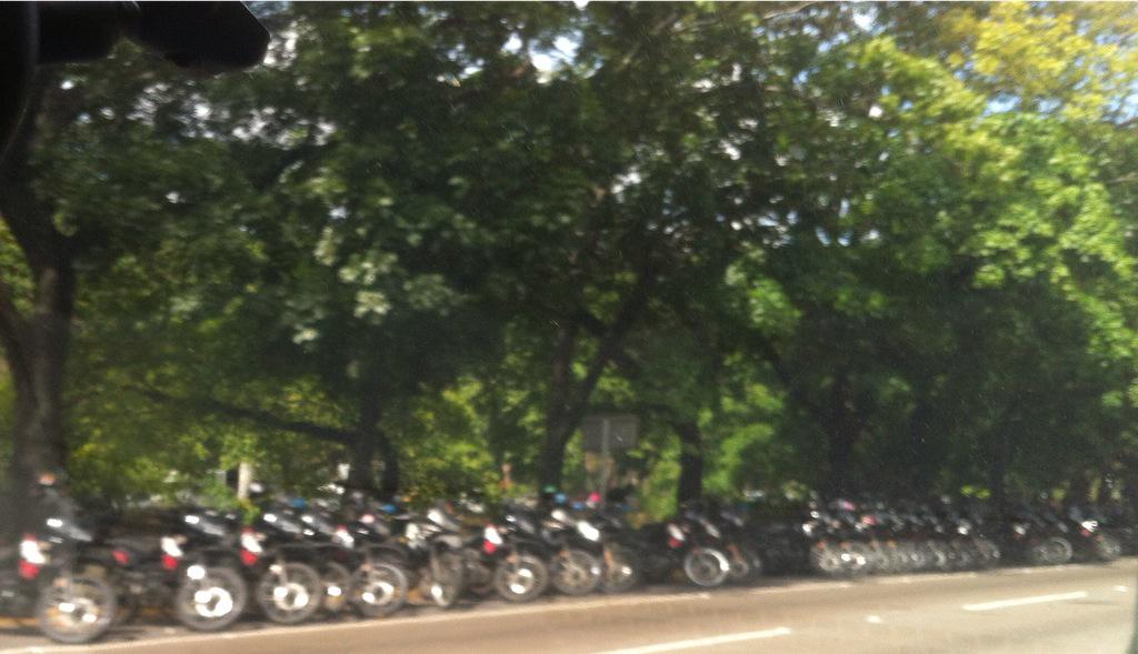 AlfonsocaroVe's tweet photo. #28M La fuerte presencia de la Dictadura Represiva en Plaza Venezuela UCV
Sigue a → @JG_Reports 
http://t.co/jXAAm2Q6B2
@copipega @Copimil"
