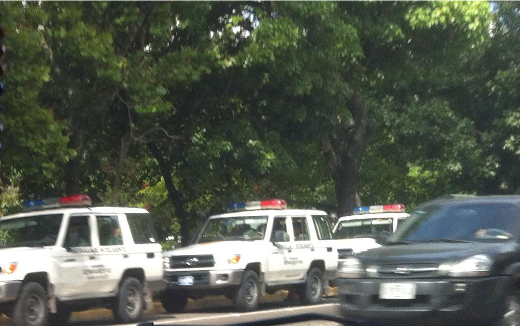 AlfonsocaroVe's tweet photo. #28M La fuerte presencia de la Dictadura Represiva en Plaza Venezuela UCV
Sigue a → @JG_Reports 
http://t.co/jXAAm2Q6B2
@copipega @Copimil"