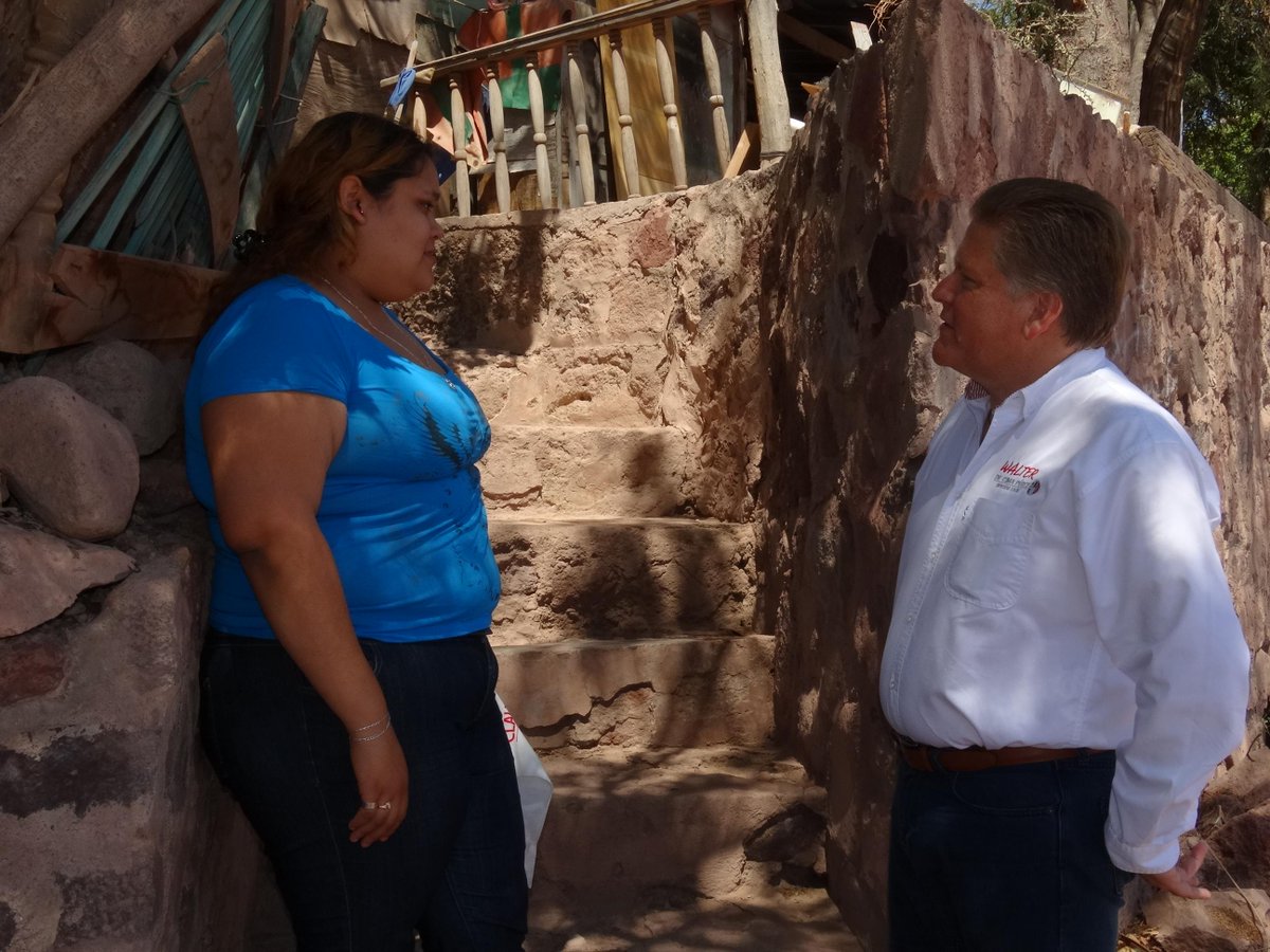 WalterComunica's tweet photo. Hoy @wdecima seguirá su andar, visitando a las familias de la col. Independencia concentrado #CasaPorCasa #BuenDia http://t.co/T1x7Zy1iWH