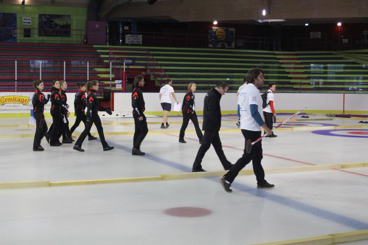 BesanconCurling's tweet photo. Très bonne soirée hier au tournoi découverte. L'ensemble des initiateurs sont prêt à attaquer une nouvelle soirée. http://t.co/myWqCzVTWr