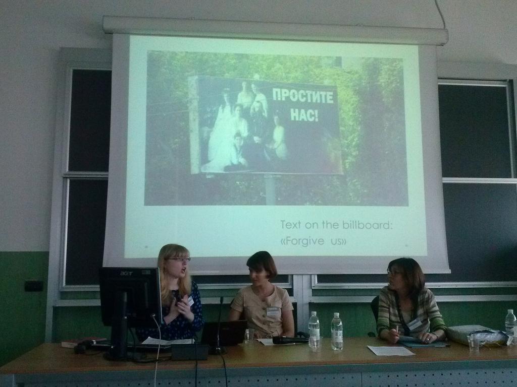 Un cartellone pubblicitario con la scritta 'perdonateci'. Ma perdono verso chi? #Romanov #MPC2015