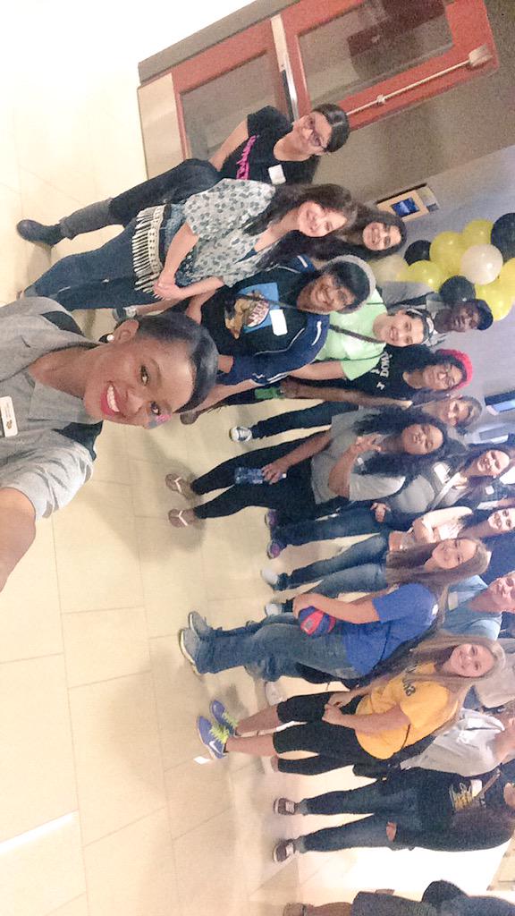TMShamieceB's tweet photo. The first of many pictures with the selfie stick! 💛🌾 http://t.co/0xyiN00oUO