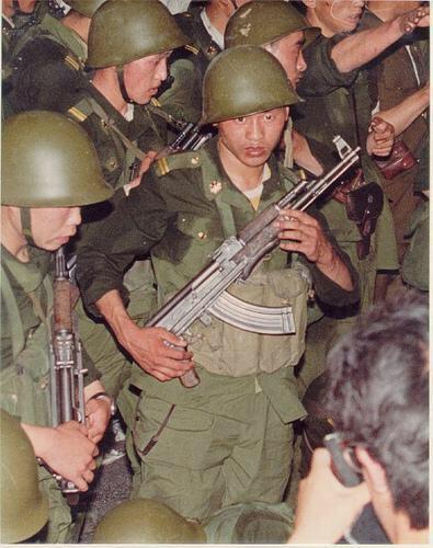 89年6月3日戒严部队奉命执行清场，各部队全副武装乘车向天安门广场等目标开进，遇阻；然后徒步开进，仍遇阻。#图说八九六四