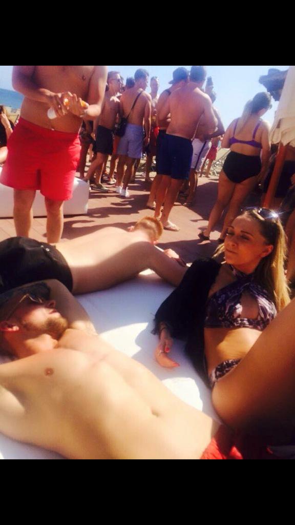 bradley_avery's tweet photo. @alex_weaver_96  I think someone's smitten 😂 http://t.co/mELUKUGNxj
