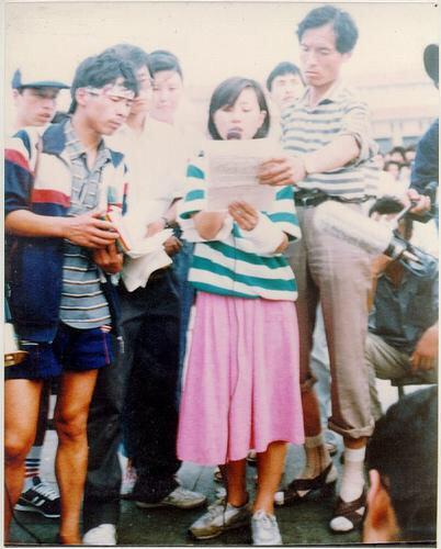 89年6月3日下午，天安门广场纪念碑基座，得知戒严部队开进的消息后，学生指挥部总指挥柴玲宣读紧急动员令，呼吁学生和民众保卫广场，保卫民运的成果。#图说八九六四