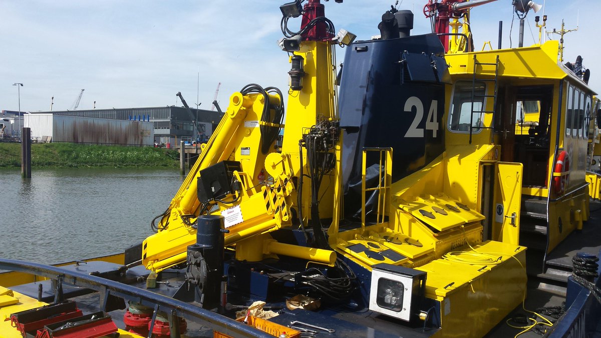 Steeho1's tweet photo. Recent een Atlas 100.1 kraan volledig gereviseerd en opgebouwd op schip RPA24 van Havenbedrijf Rotterdam. http://t.co/gNdaUODrRj