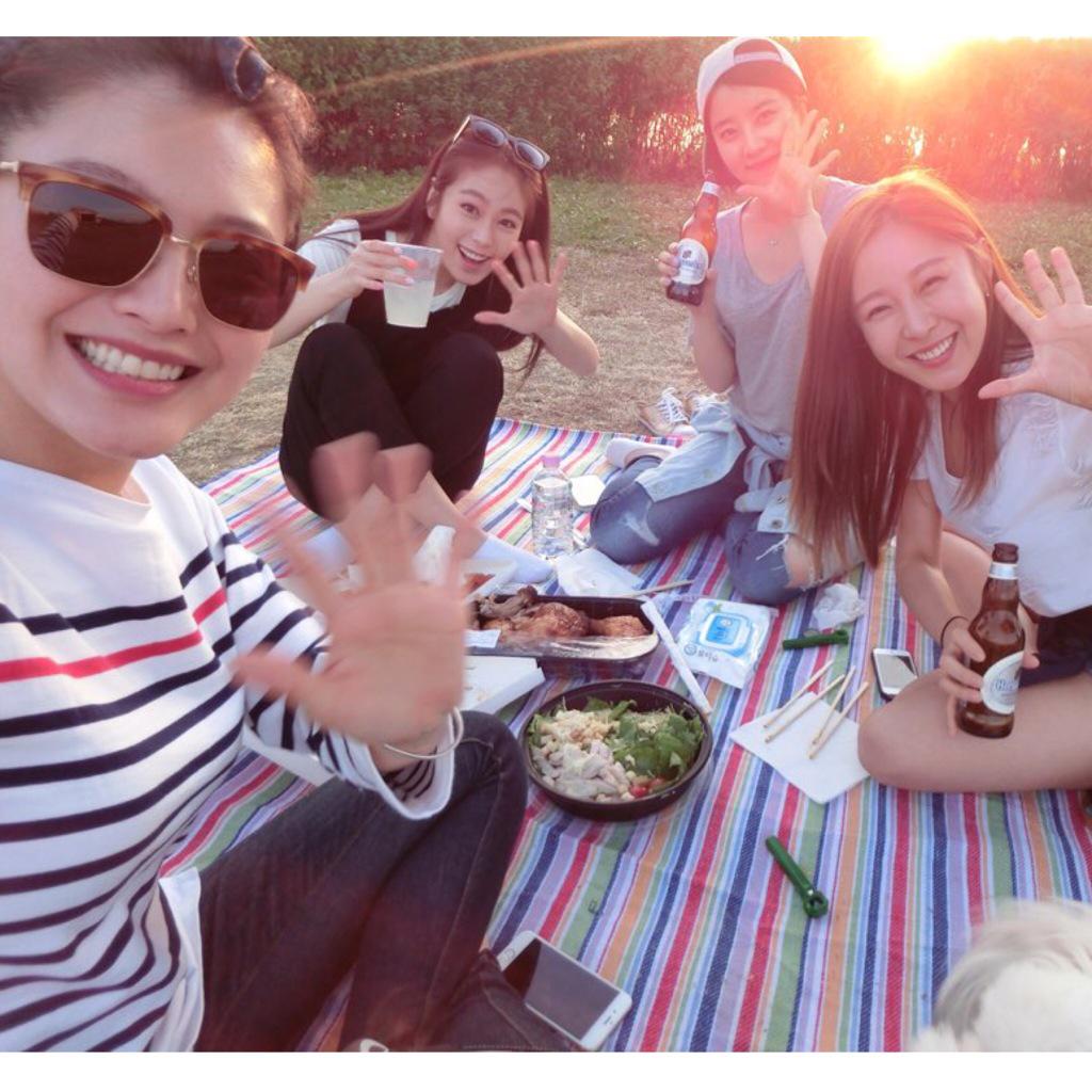 sunchuuuu's tweet photo. 9년전 우리 모습 그대로-!
행복한시간😍
#재경 #노을 #미성 언니들과 함께~ 한강나드으리! http://t.co/eRGyjAUetF