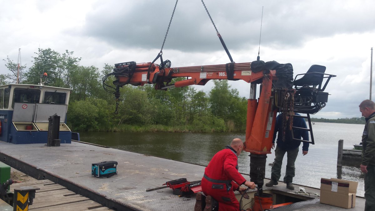 Steeho1's tweet photo. Reparatie Atlas 105.2V op locatie te Loosdrecht. Halslagers vernieuwd van laadkraan i.s.m. Zwatra. http://t.co/3prGMZP72L