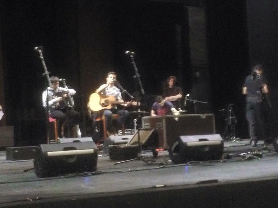 CruzRojaBurgos's tweet photo. @estoesLaMODA ensayando xa Concierto Solidario. Aún puedes comprar tu entrada xa @ConNepal? 20:30 en Teatro Principal http://t.co/kP51xvuT9t
