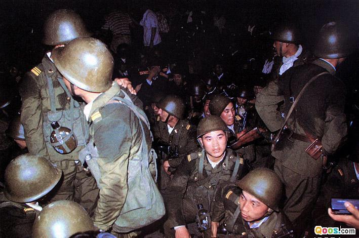 89年6月3日晚，空降兵15军从南苑机场出发向天安门广场开进，在天桥、珠市口、前门开枪挺进，杀人程度仅次于沿西长安街挺进的38集团军。#图说八九六四
