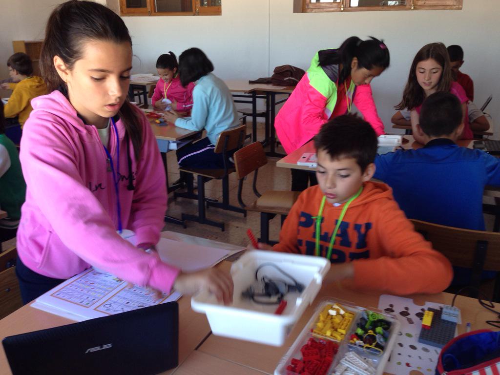 ygmbracamonte's tweet photo. Los alumnos de 5 EP trabajan diferentes retos de WeDo con gran ilusión y motivación #robotica #proyectoCOMPAS http://t.co/RIUX8ucJyV