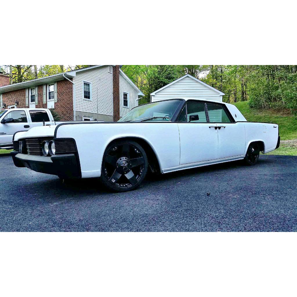 HawksNestMSprts's tweet photo. 1963 Lincoln Continental getting some love! Fitted with 20" #KMC rockstars 😍😍😍 http://t.co/H83YT74qs8