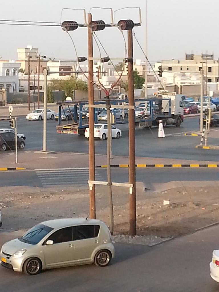 albyaan_'s tweet photo. هذا الرجل يستحق كل الاحترام والتقدير 
نظم السير عندما تعطلت إشارات المعبيله اليوم  http://t.co/SsKBiwqyx3