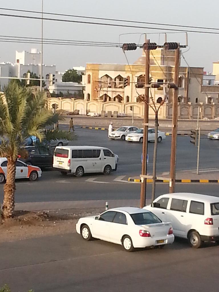 albyaan_'s tweet photo. هذا الرجل يستحق كل الاحترام والتقدير 
نظم السير عندما تعطلت إشارات المعبيله اليوم  http://t.co/SsKBiwqyx3