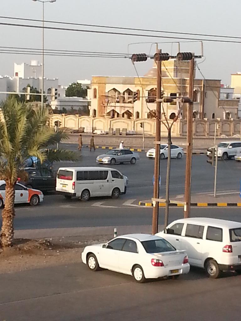 albyaan_'s tweet photo. هذا الرجل يستحق كل الاحترام والتقدير 
نظم السير عندما تعطلت إشارات المعبيله اليوم  http://t.co/SsKBiwqyx3