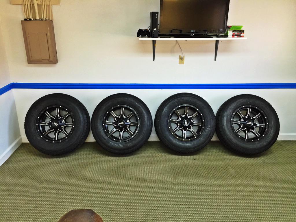 HawksNestMSprts's tweet photo. 17" Moto Metal wheels being installed on a 98 Dodge Ram 2500 #HNMS http://t.co/e6PyIWDfyJ