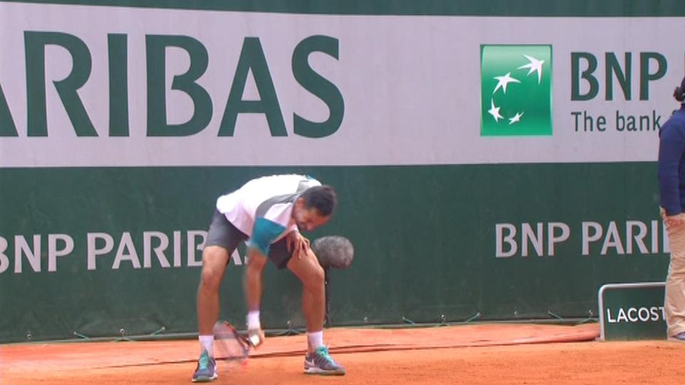 sporza's tweet photo. Vakkundig een racket molesteren, heet dat dan. Het Franse publiek kan er niet om lachen. http://t.co/WiD5BeQXcL http://t.co/3PNvUjD1ic