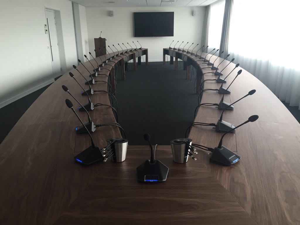 dock84_info's tweet photo. Beeld, geluid en led-verlichting in het plafond worden morgen geprogrammeerd en aangestuurd o.b.v. domotica. http://t.co/eZ36SVjRh8