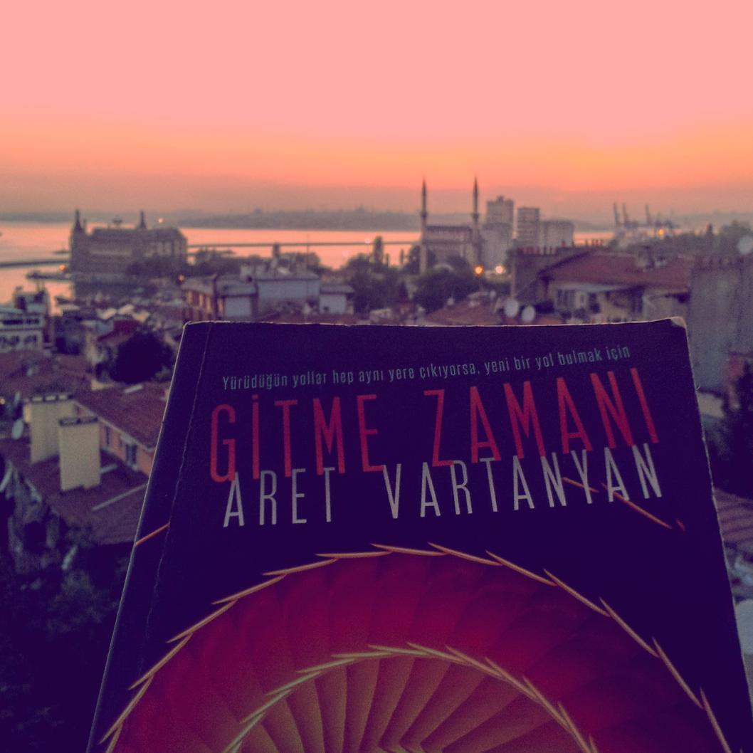 Yürüdüğün yollar hep aynı yere çıkıyorsa, yeni bir yol bulmak için #gitmezamanı <a href="/aretvartanyan/">Aret Vartanyan</a> <a href="/destekyayinlari/">Destek Yayınları</a> ✌📖📚😍