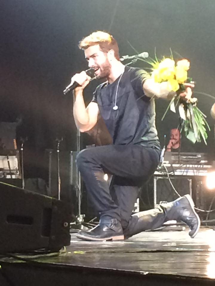 FCRumanitasPA's tweet photo. El momento de #Tanto a sido muy especial @pabloalboran Tu forma de sentir la musica es impresionante!#TerralBucarest http://t.co/ZvcTWE0nTB