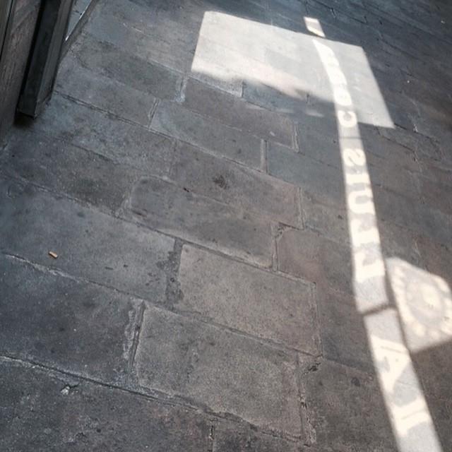colornaranja021's tweet photo. #colornaranja021 #reflejo #lectua #gotico #cererialluicodina http://t.co/kUymVglWqS http://t.co/muN6S5Dubh