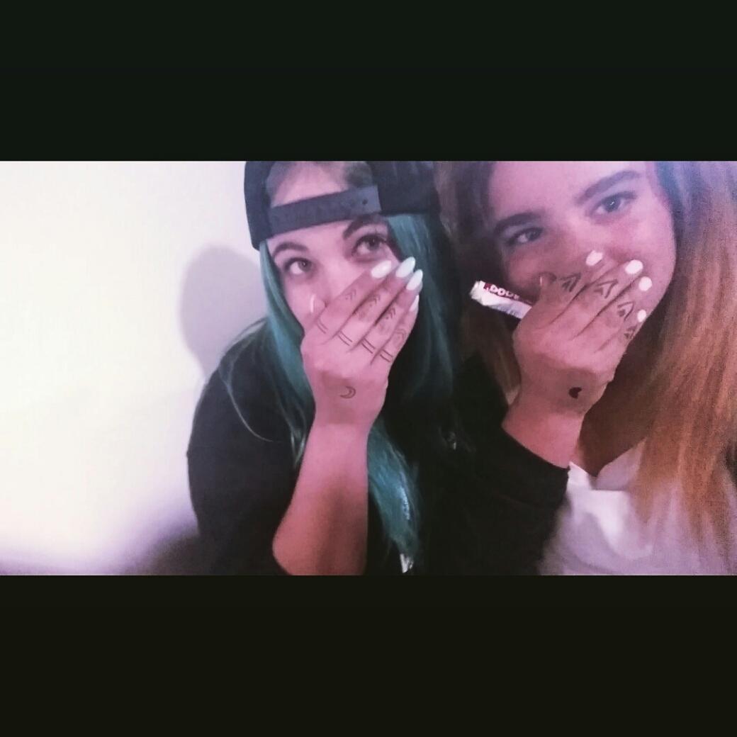 Usa_Girle's tweet photo. Es war so gail in zürich mit euch ❤ besonders mit dir @LifeWithMelina ❤hat  dir dein geschdnk gefallen🙊 http://t.co/tZjdeAAzts