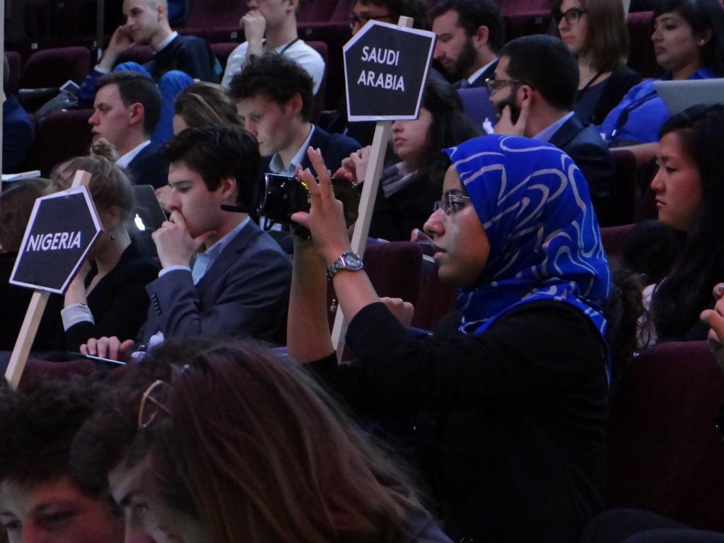 COP21MIW's tweet photo. Il se passe quelque chose d’extraordinaire à la simulation des négociations #climat de #COP21MIW @sciencespo @UNFCCC http://t.co/AFw1pBJbDV