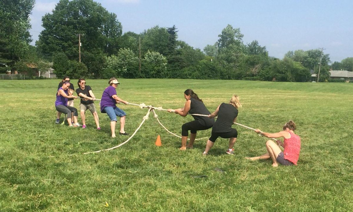 MissMcMannis's tweet photo. #SecondVsFirst #TeacherTugOfWar #TigerFieldDay #HMSTEM http://t.co/EmQbLjwtOW