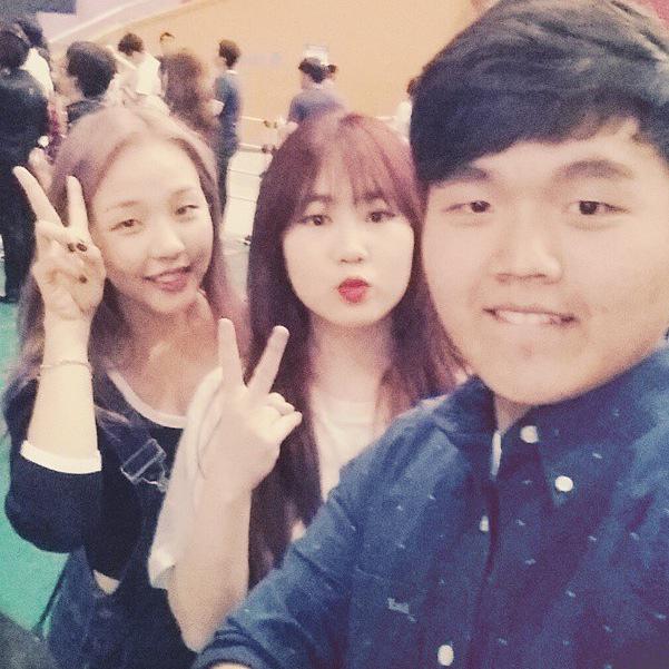 Queenj_TH's tweet photo. วันนี้มีแฟนเจอสองพี่น้อง #aymin ที่งานของ #PTXSEO ด้วยค่ะ 🙋🎶 CR.ycdaniel27 http://t.co/hsW3d311vF