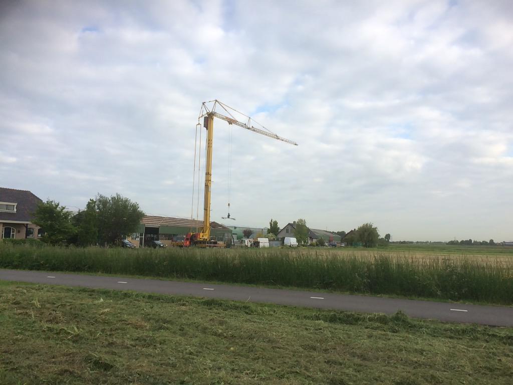 verbeekprojects's tweet photo. Bij v Marrewijk is een nieuw dak geplaatst van Sandwichpanelen in een dag. http://t.co/FRd37d3qhB